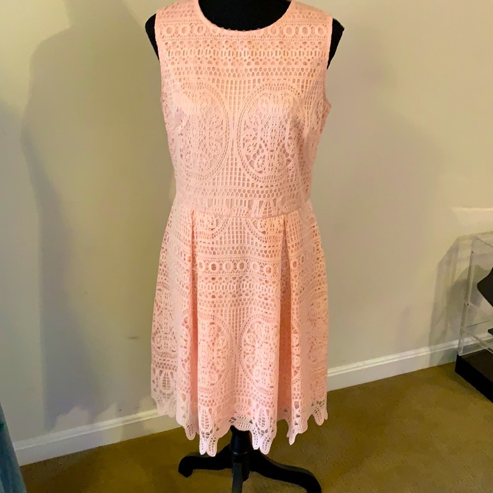 Sleeveless mini dress with lace patterned